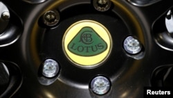 ARCHIVO- Logo de Lotus. Exhibición Automotriz de París, Francia, 2-10-18.