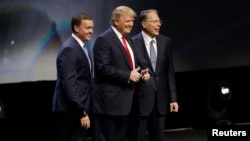 Direktur Eksekutif NRA (National Rifle Association) Chris W. Cox (kiri) dan Donald Trump pada konvensi NRA di Louisville, Kentucky, 20 Mei lalu (foto: dok).