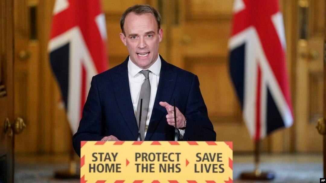 Menteri Luar Negeri Dominic Raab memberikan penjelasan penangan Covid-19 di Inggris, Kamis (16/4). 