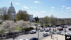 Polisi mengepung tempat kejadian setelah sebuah mobil menabrak barikade di depan Gedung Capitol, Washington, D.C, Jumat, 2 April 2021. (Foto AP / J. Scott Applewhite)
