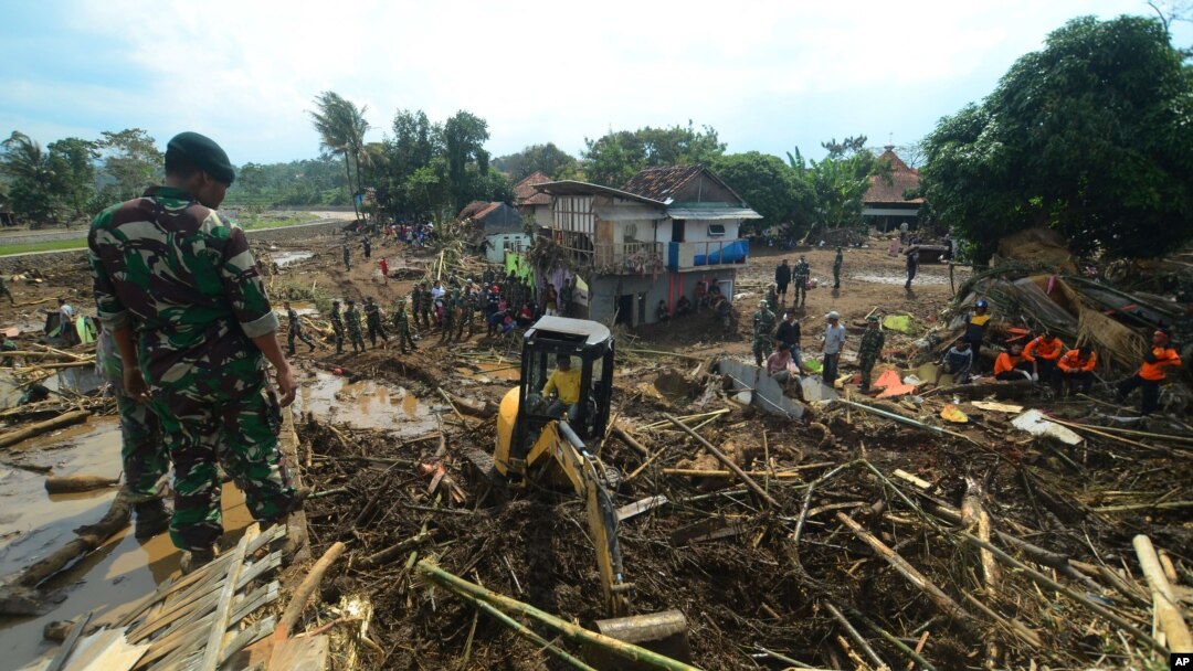 Regu penyelamat menlakukan pencarian korban di desa yang terkena dampak paling parah akibat longsor dan banjir bandang di Garut, Jawa Barat, 21 September 2016 (AP Photo).