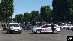 警车阻止行驶车辆进入法国巴黎香榭丽舍大道(2017年6月19日)