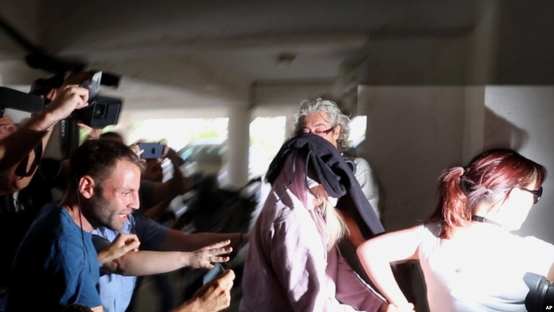 Polisi mengawal seorang wanita Inggris berusia 19 tahun (kedua dari kanan,) keluar dari pengadilan Famagusta, kota Paralimni, Siprus, Senin, 29 Juli 2019. 