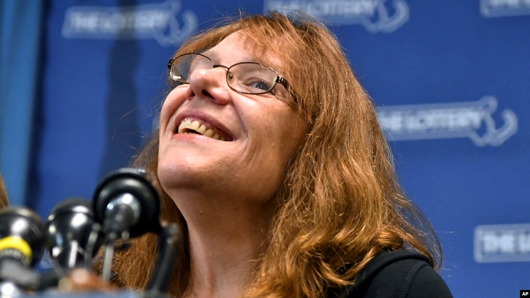 Mavis Wanczyk, de Chicopee, Massachuesetts, sonríe durante una conferencia de prensa donde reclamó los 758,7 millones de dóalres que ganó en la lotería Powerball, el jueves, 24 de agosto de 2017.