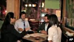 小区咨询委员会委员斯潘塞和史密斯与华盛顿选民会面
美国之音