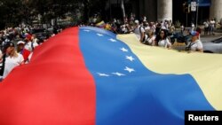 Partidarios del líder opositor venezolano Juan Guaido, participan en un mitin fuera de la base de la Fuerza Aérea para exigir al presidente Nicolás Maduro que permita que la ayuda humanitaria. Foto de archivo.