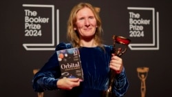 Penulis Samantha Harvey berpose dengan trofi dan novelnya "Orbital" setelah meraih penghargaan Booker Prize 2024 di London, pada 12 November 2024. (Foto: AP/Alberto Pezzali)