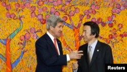 2013年4月12美国国务卿克里（左）和韩国外交通商部长官尹炳世（右）韩国首尔