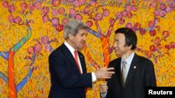 El secretario de Estado John Kerry saluda al canciller surcoreano Yun Byung-se a su llegada a Seúl, desde donde aseguró que Corea del Norte "no será una potencia nuclear".