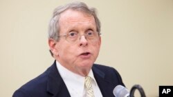 El fiscal general de Ohio, Mike DeWine, acusa a cinco farmacéuticas por la crisis de opioides.
