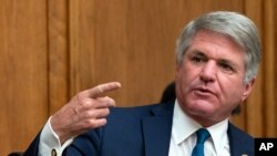 El representante republicano Michael McCaul criticó que el gobierno de Estados Unidos no pudiera evacuar a los periodistas de la Agencia de Medios Globales de Estados Unidos (USAGM) de Afganistán antes de poner fin oficialmente a las operaciones militares en Afganistán. [Archivo]