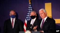 El vicepresidente Mike Pence habla en una conferencia de prensa junto al gobernador de Louisiana, John Bel Edwards (izauierda) y el representante Steve Scalise, republicano por Louisiana, el martes, 14 de julio de 2020 en Baton Rouge, Louisiana.