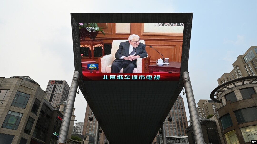 TV program o poseti bivšeg američkog državnog sekretara Henrija Kisindžera Pekingu emituje se na džinovskom ekranu ispred jednog tržnog centra u Pekingu, 20. jula 2023. (Foto: AFP/Greg Baker)