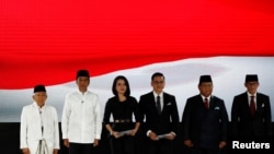 Presiden Joko Widodo dan cawapres Ma'ruf Amin, calon presiden Prabowo Subianto dan pasangannya cawapres Sandiago Uno menyanyikan lagu kebangsaan sebelum Debat Capres Cawapres 2019 di Jakarta, 13 April 2019. (Foto: Reuters)