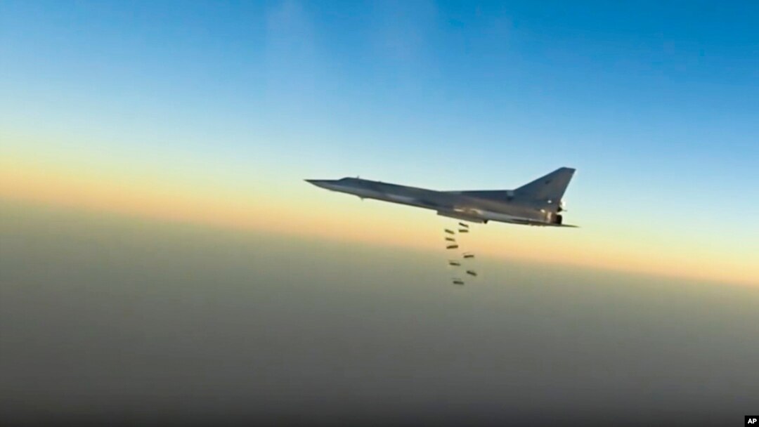 Máy bay ném bom Tu-22M3 của Nga thực hiện một cuộc không kích tại một địa điểm bí mật ở Syria, ngày 14/8/2015. (Ảnh chụp từ video do Bộ Quốc phòng Nga cung cấp cho AP)