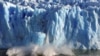 Astillas de hielo se desprenden de uno de los lados del glaciar Perito Moreno, cerca de la ciudad de Calafate ,en la provincia patagónica de Santa Cruz, sur de Argentina, el 7 de julio de 2008.