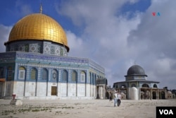 Dos niños palestinos caminan junto al Domo de la Roca, en la Explanada de las Mezquitas, en la Ciudad Vieja de Jerusalén.