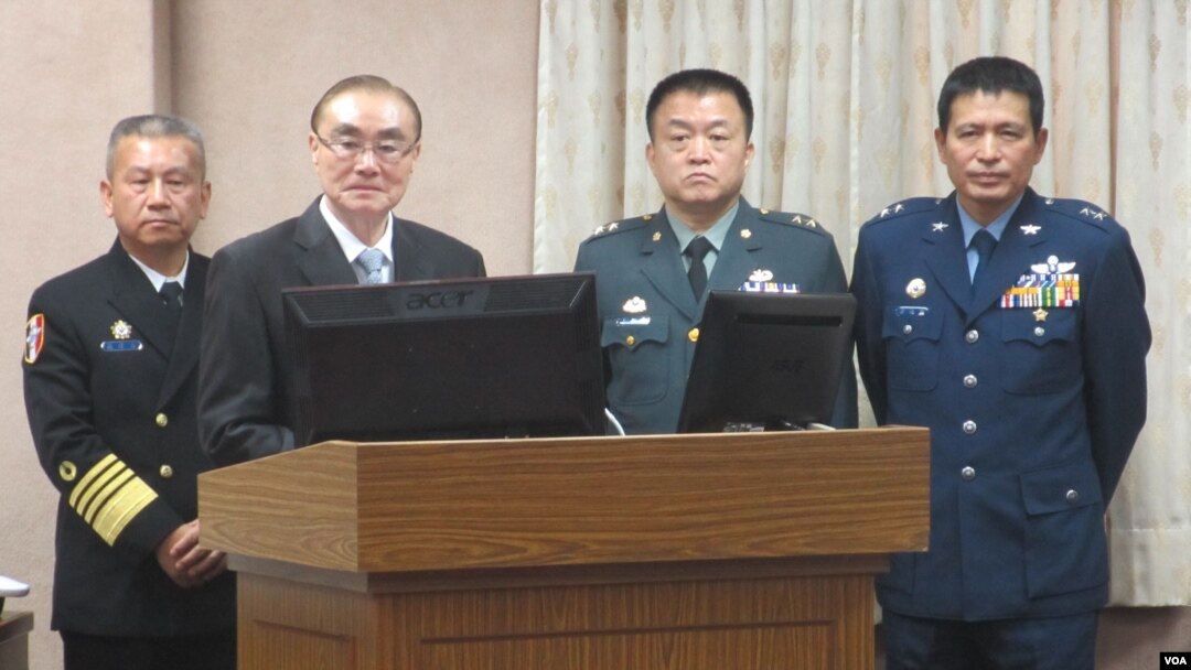 台湾国防部长冯世宽(左二)3月16日在立法院接受质询(美国之音张永泰拍摄)