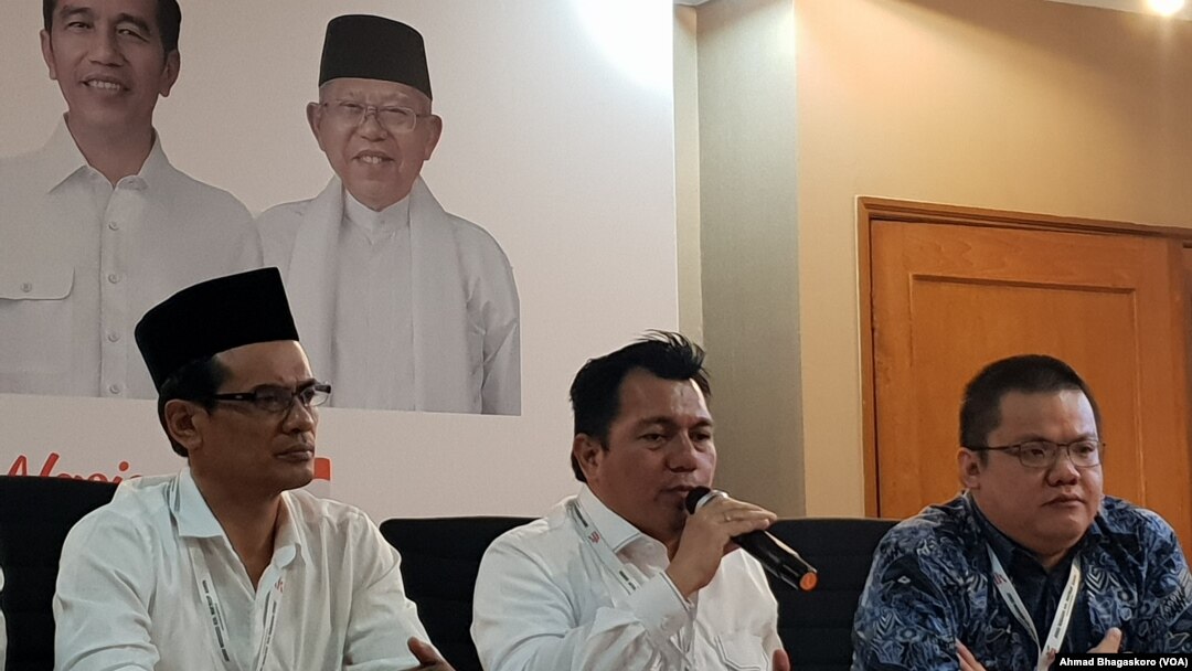 Direktur Hukum dan Advokasi Tim Kampanye Nasional (TKN) Jokowi, Ade Irfan Pulungan (duduk di tengah) (foto: VOA/Ahmad Bhagaskoro)