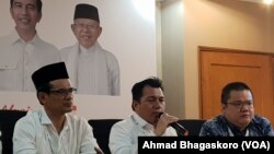 Direktur Hukum dan Advokasi Tim Kampanye Nasional (TKN) Jokowi, Ade Irfan Pulungan (duduk di tengah) (foto: VOA/Ahmad Bhagaskoro)