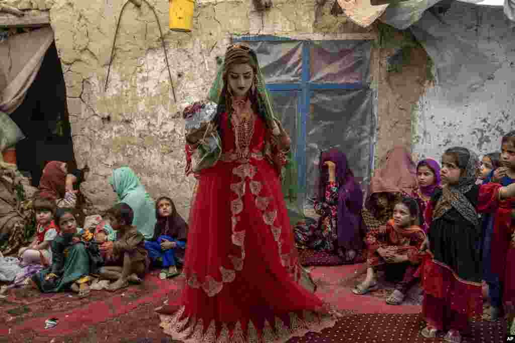 شامله، دختر ۱۵سالۀ یک خانواده بیجا شدۀ افغان، در روز عروسی اش در کابل