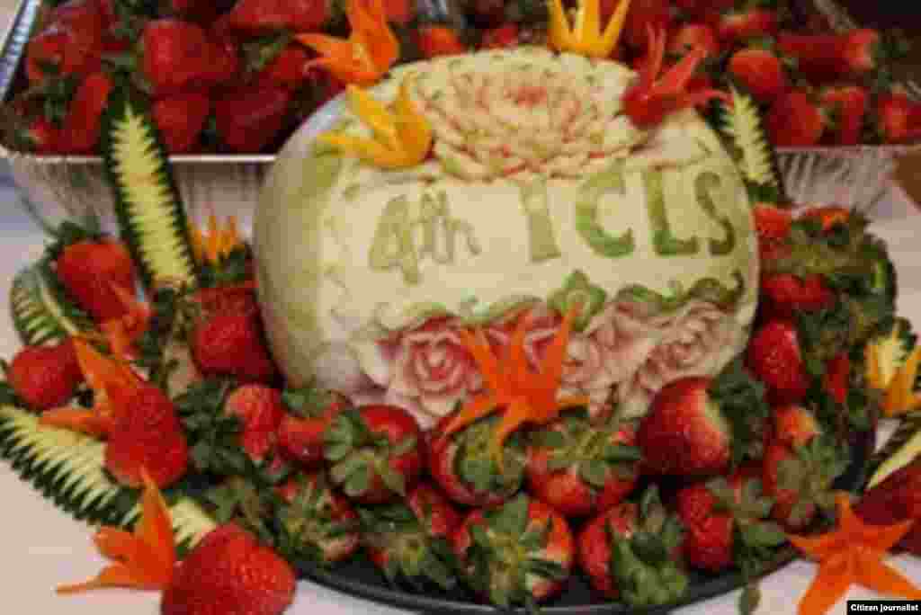 ໝາກໂມທີ່ແກະສະລັກໃຫ້ເປັນສັນຍາລັກກອງປະຊຸມນາໆຊາດ ລາວສຶກສາ