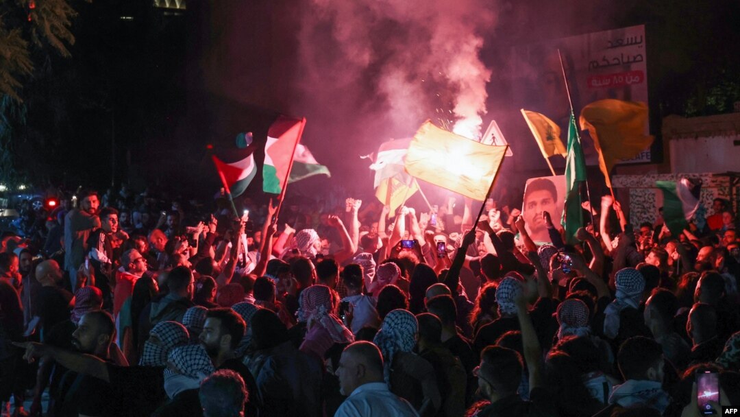 Demonstranti sa palestinskim zastavama i fotografijama Mohameda Deifa, komandanta Hamasovog vojnog krila ispred ambasade Francuske u Bejrutu.