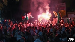 Demonstranti sa palestinskim zastavama i fotografijama Mohameda Deifa, komandanta Hamasovog vojnog krila ispred ambasade Francuske u Bejrutu.