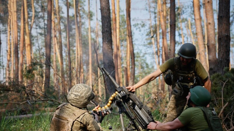 Tentara Ukraina menembakkan peluncur granat ke arah posisi Rusia di garis depan dekat Kreminna, wilayah Luhansk, Ukraina, Kamis, 8 Juni 2023. (Roman Chop via AP)
