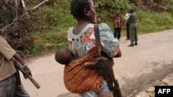 Elenge mwasi na mwana na mokongo amemi monduki na lisanga ya ba Maï Maï, na Bunyakiri, Sud-Kivu, 14 janvier 2004.