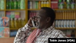 Abantu sebethumezelana imali ngomakhalekhukhwini..