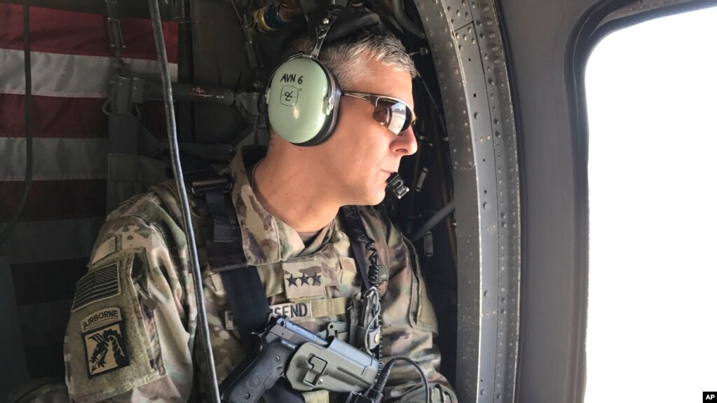 资料照片：时为美国陆军中将的汤森（Stephen Townsend）在伊拉克上空视察（2017年2月8日）(photo:VOA)