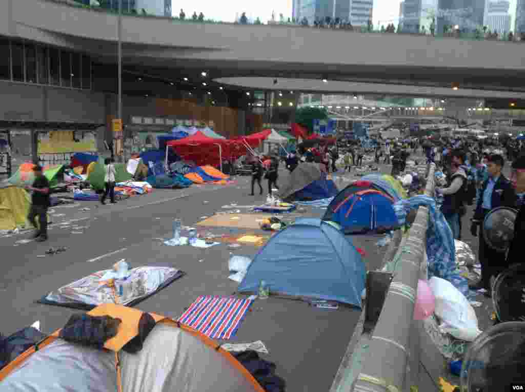 香港警方12月11日全面清场金钟占领区（美国之音海彦拍摄）