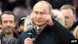 Le président Vladimir Poutine, candidat à sa propre succession, tient un discours au cours d'un rassemblement de campagne pour la prochaine présidentielle, au stade Luzhniki, Moscou, 3 mars 2018.