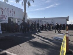 The line at the Las Vegas Culinary Union extended around the building and to the road, in Las Vegas, Nevada. A steady stream of voters continued during the four-day early voting period. (Carolyn Presutti/VOA)