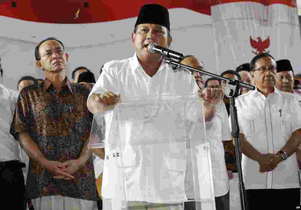 Kandidat presiden Indonesia Prabowo Subianto menyatakan menarik diri dan menolak hasil pemilihan presiden dalam konferensi pers di Jakarta (22/7). (AP/Achmad Ibrahim)