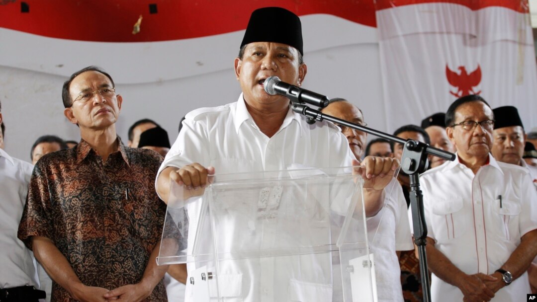 Vợ trước của ông Subianto là con của ông Suharto. Nhiều người e rằng ông Subianto sẽ lèo lái đất nước theo hướng độc tài, vì ông bị tố cáo là khi còn là một vị tướng trong quân đội ông đã có những hành vi vi phạm nhân quyền.