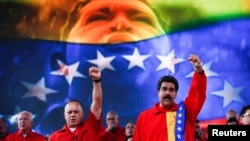 El gobierno de Maduro usa fuerte iconografía de Hugo Chávez en actos públicos, lo que podría entenderse como culto a la personalidad.