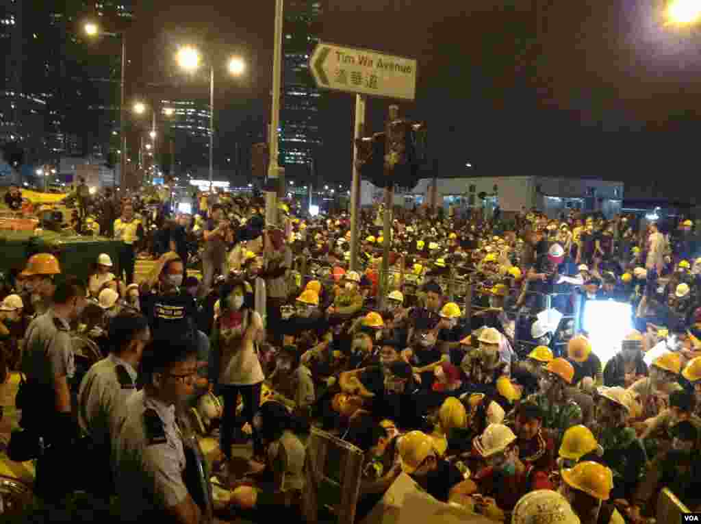 数千香港学生市民聚会与警方对峙 (美国之音海彦拍摄) 