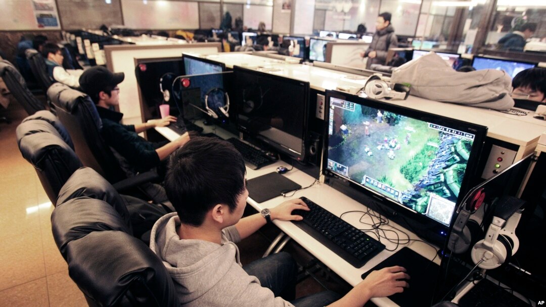 Shin Minchul, ujung, mahasiswa berusia 21 tahun, bermain permainan komputer di warnet di Seoul, Korea Selatan, 11 Desember 2013.