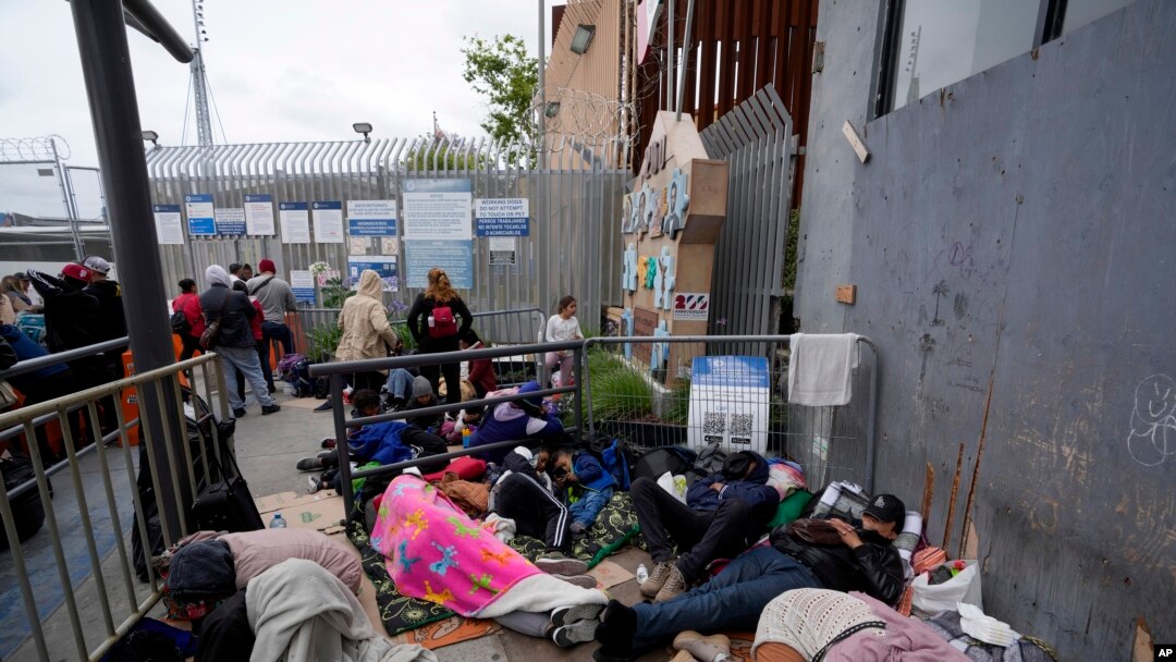 Solicitantes de asilo acampan cerca de la entrada peatonal del puerto de entrada de San Isidro, que une Tijuana, México, con San Diego, el jueves 1 de junio de 2023. 