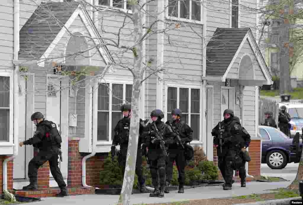 Miembros del equipo SWAT ingresan a un apartamento en el barrio de Watertown, Massachusetts en busca del sospechoso.