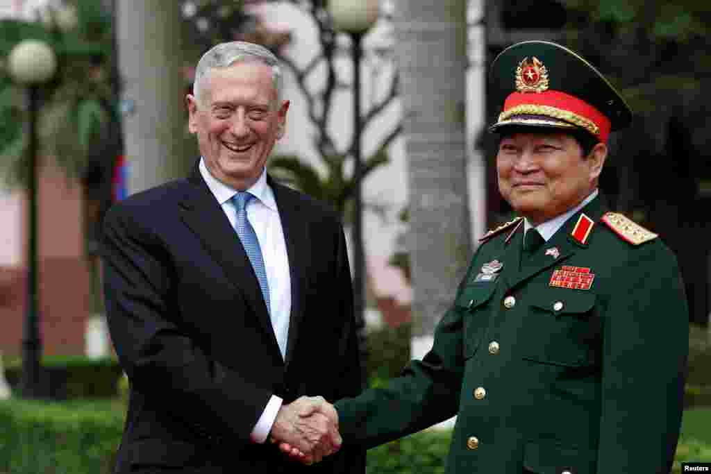 دیدار جیم متیس، وزیر دفاع آمریکا با همتای ویتنامی اش در هانوی ویتنام &nbsp;