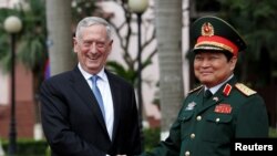 Menhan AS Jim Mattis (kiri) berjabat tangan dengan Menhan Vietnam Ngo Xuan Lich dalam uoacara penyambutan tamu negara di Hanoi, Vietnam, 25 Januari 2018.