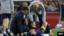 Lionel Messi se fait soigner après une blessure lors du match entre FC Barcelone et le Sevilla FC, en Espagne, le 20 octobre 2018.