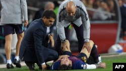 L'attaquant argentin de Barcelone, Lionel Messi, se fait soigner après une blessure lors du match de football espagnol FC Barcelone contre le Sevilla FC au stade Camp Nou de Barcelone, le 20 octobre 2018.