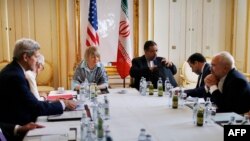 Ngoại trưởng Mỹ John Kerry (ngoài cùng bên trái) và Ngoại trưởng Iran Mohammad Javad Zarif (ngoài cùng bên phải) tại một khách sạn ở Vienna, 27/6/2015.