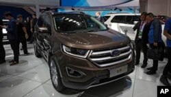 Ford Edge SUV dipamerkan pada sebuah auto show (foto: ilustrasi). Ford mengatakan penjualan secara keseluruhan meningkat sekitar satu persen dibanding bulan Mei tahun lalu.