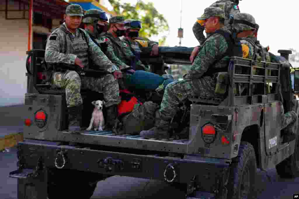 멕시코 시우다드힐다고에서 군인들이 온두라스에서 미국으로 향하던 이민자 행렬을 강제 해산시킨 후 주변 지역을 순찰하고 있다. 
