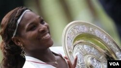 Serena Williams menjuarai Wimbledon tahun lalu setelah mengalahkan Vera Zonareva di final. Sejak itu ia mengalami cedera kaki dan menjalani perawatan penggumpalan darah sehingga peringkatnya merosot ke nomor 17.